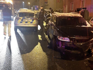 Opilý řidič přejel do protisměru, kde trefil policejní auto