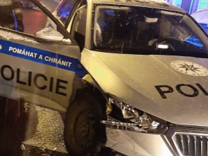 Opilý řidič přejel do protisměru, kde trefil policejní auto