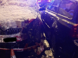 Opilý řidič přejel do protisměru, kde trefil policejní auto