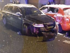 Opilý řidič přejel do protisměru, kde trefil policejní auto