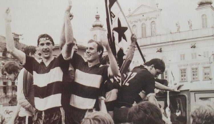 Snímek z oslav postupu do nejvyšší soutěže v roce 1985.