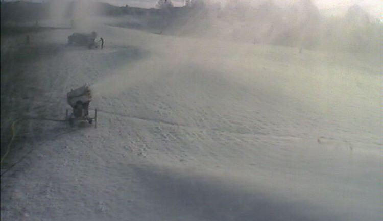 Skiareál v Hlubočkách začal zasněžovat. Pokud to umožní počasí, otevře už za dva týdny