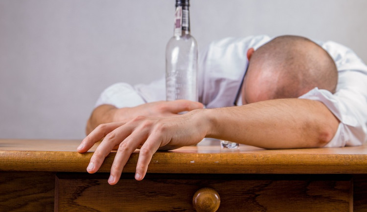 Mladík vypil čtyři lahve vodky. Nadýchal pět promile