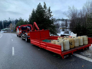 U Strážného havaroval kamion. Na místě zasahují hasiči