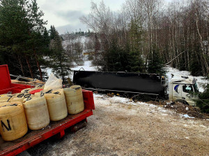 U Strážného havaroval kamion. Na místě zasahují hasiči