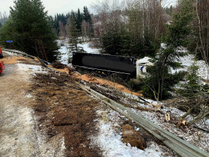 U Strážného havaroval kamion. Na místě zasahují hasiči