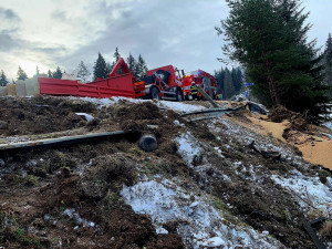 U Strážného havaroval kamion. Na místě zasahují hasiči