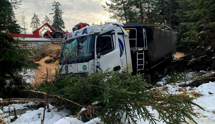 U Strážného havaroval kamion. Na místě zasahují hasiči