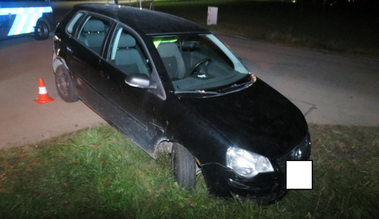 Opilý muž sjel autem do příkopu. Nadýchal přes pět promile
