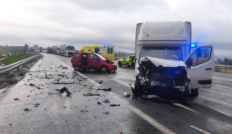 Na obchvatu Chýnova došlo k vážné nehodě, zraněného řidiče si převzali zdravotníci