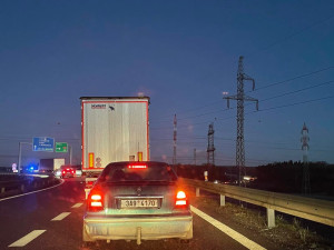 Dopravu na jihu Čech komplikují nehody. Na D4 havarovalo pět aut a kamion