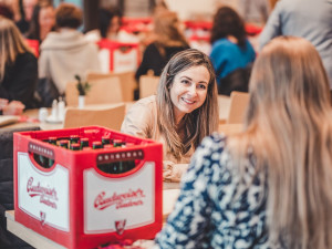 Začíná prodej Požehnaného ležáku. Budvarská vánoční tradice opět pomůže charitě. Letos již pošesté
