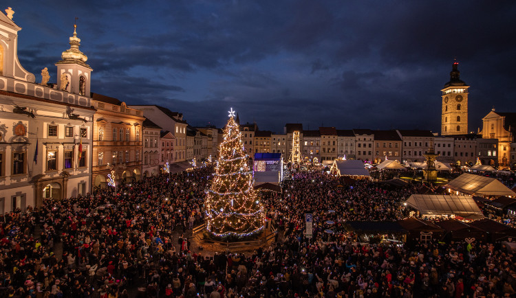 Rozsvícení vánočního stromu v Budějcích přihlíželo plné náměstí