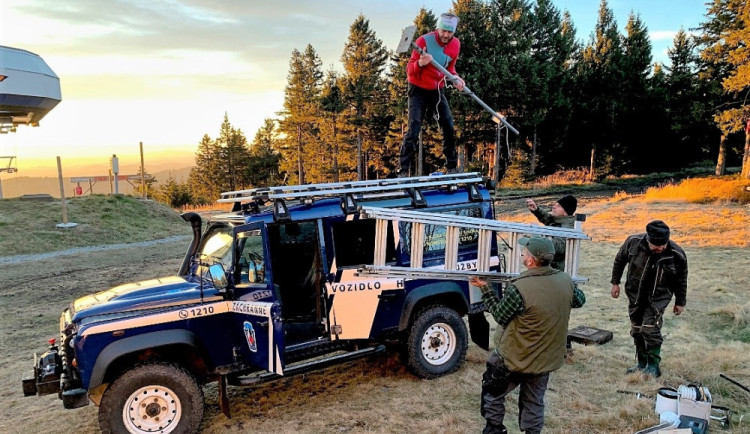 Horští záchranáři pomáhali s instalací meteorologických stanic na vrcholech Šumavy