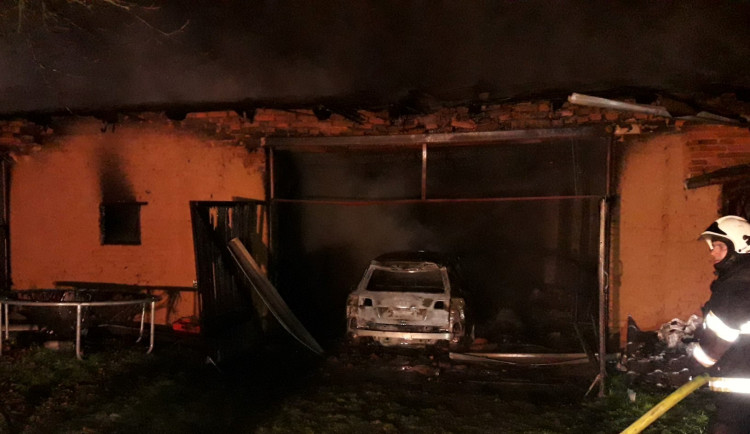 Ve stodole shořely při nočním požáru dva automobily, způsobená škoda se vyšplhala k milionu korun