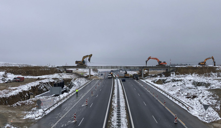 VIDEO: Stroje rozebraly most nad dálnicí kvůli odpočívce. Hotovo bylo za 20 hodin