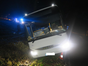 Pod autobusem se utrhla krajnice. Cestující vyvázli bez zranění