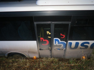 Pod autobusem se utrhla krajnice. Cestující vyvázli bez zranění