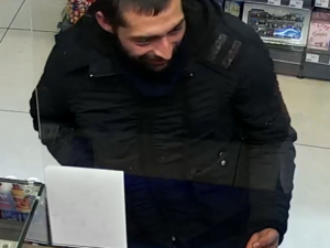 Policie stále nezná totožnost muže sraženého u Strakonic. Zveřejnila další fotografie