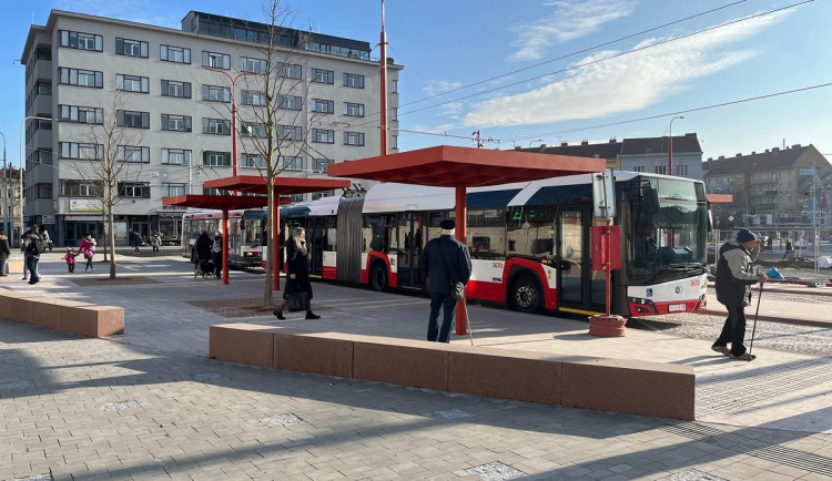 Mendlovo náměstí má nové zastávky. Konec oprav ale Brno posouvá