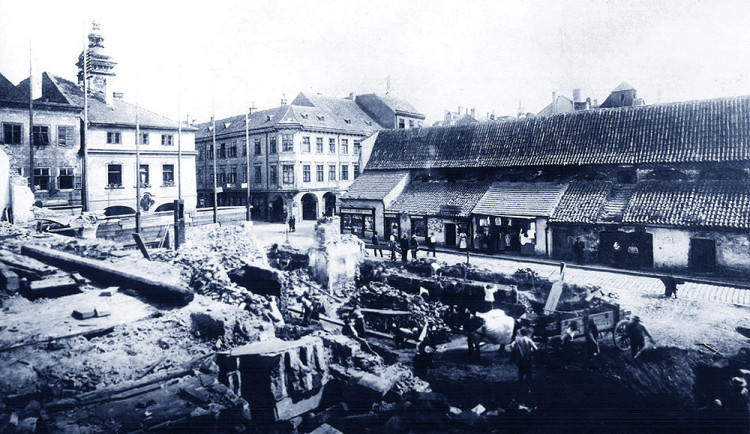 Pohled na masné krámy podél Hroznové ulice v roce 1911 po zboření domů naproti.