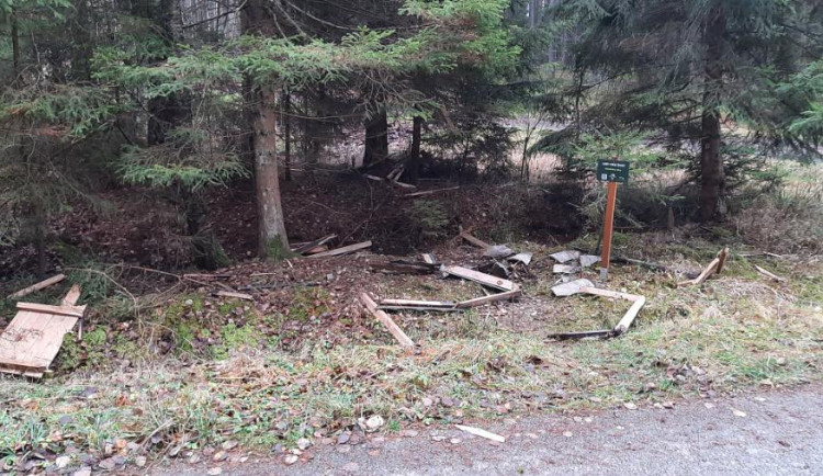 Výbuch zničil studánku v lese na Jindřichohradecku. Podle policie šlo pravděpodobně o vandalismus