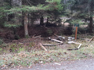 Výbuch zničil studánku v lese na Jindřichohradecku. Podle policie šlo pravděpodobně o vandalismus