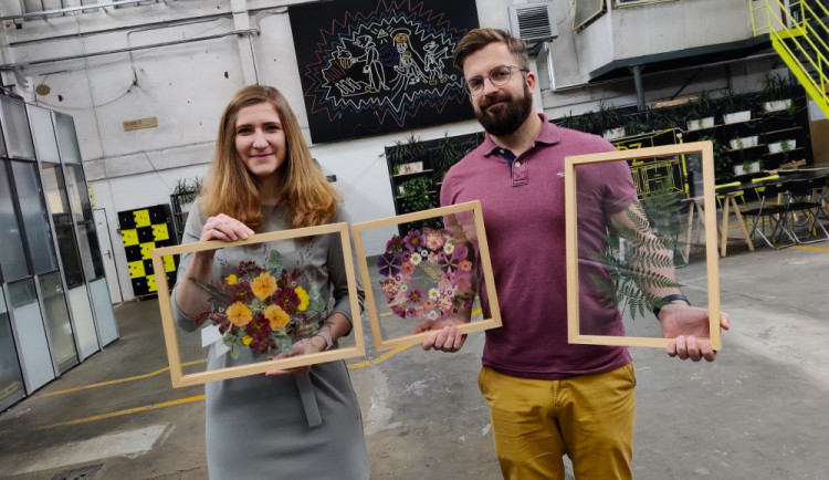 Veronika s Petrem vyrábí úchvatné obrazy z lisovaných květin. Na výlety chodíme s batohy plných knih, říkají