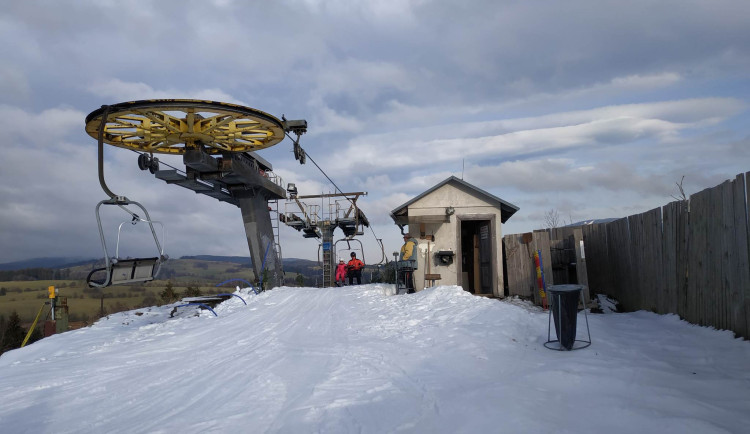 FOTOGALERIE: V Branné si desítky lyžařů užívaly prvního sněhu a slunce. Lyžovalo se i v Karlově a Hrubé Vodě