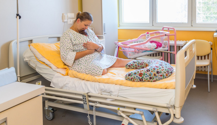 Radnice v Jeseníku opět pomůže novopečeným rodičům. Dostanou porodné pět tisíc korun