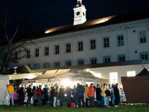 Viscofan letos rozsvítil vánoční strom a přijde i Ježíšek