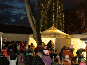 Viscofan letos rozsvítil vánoční strom a přijde i Ježíšek