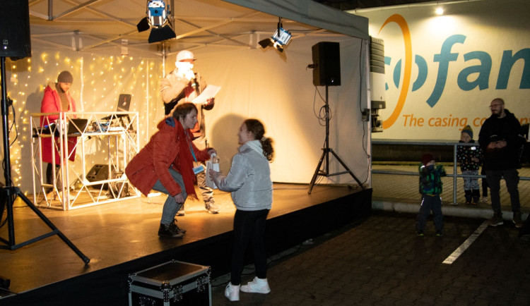 Viscofan letos rozsvítil vánoční strom a přijde i Ježíšek