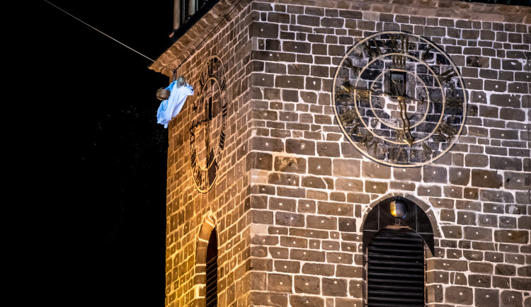 V Českých Budějovicích přilákal tisíce lidí anděl letící z Černé věže