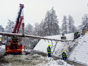 Sníh komplikoval život v Jihočeském kraji. Vlaky stály, bez elektřiny byly tisíce domácností