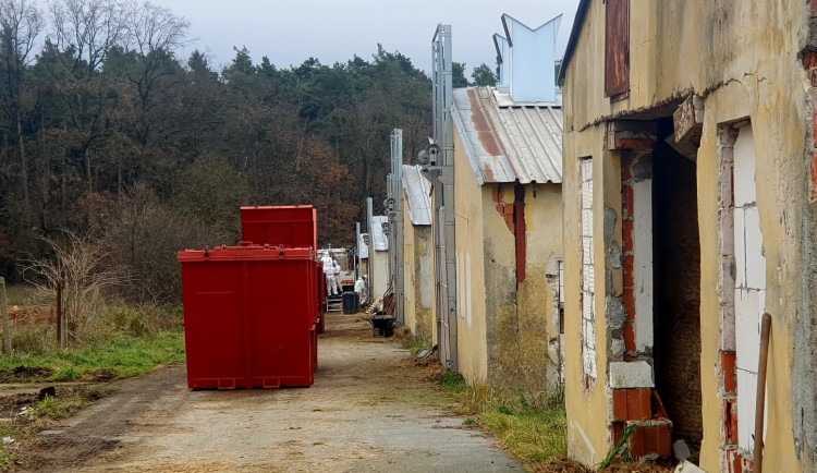 Hasiči ze tří okresů, dezinfekce hal a ochranné obleky. Veterináři utratili 15 tisíc kachen
