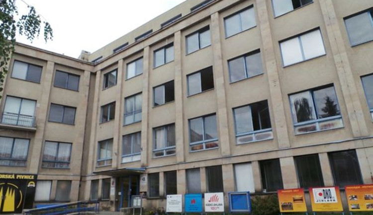 Pokles teploty, zákaz rádia, jen jeden výtah. Energetická opatření na jihlavském finančáku ale mají efekt, říká vlastník budovy