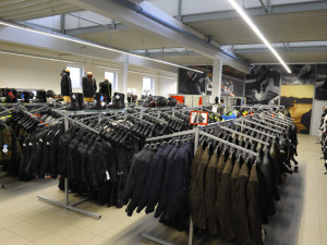 Kombinéza i přilba pod stromeček. Česká firma, která obléká motorkáře, spouští výprodej