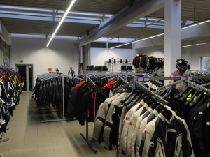 Kombinéza i přilba pod stromeček. Česká firma, která obléká motorkáře, spouští výprodej