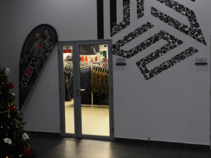 Kombinéza i přilba pod stromeček. Česká firma, která obléká motorkáře, spouští výprodej