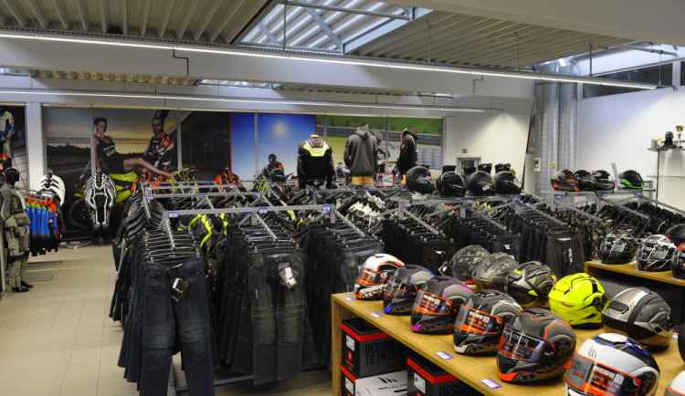 Kombinéza i přilba pod stromeček. Česká firma, která obléká motorkáře, spouští výprodej