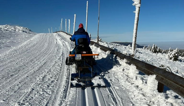 Do Jeseníků vyrazili první běžkaři, na vrcholcích leží do 20 centimetrů sněhu. Někde se už také lyžuje