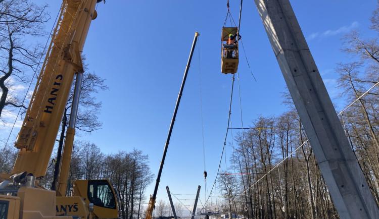 Přes sto metrů dlouhý visutý most instalují v těchto dnech technici během přípravy horkovodu z Temelína do Českých Budějovic.