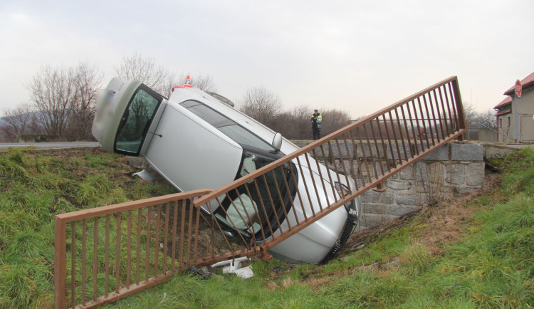 U Bludova žena porazila zábradlí a s autem skončila v hlubokém příkopu. Vyprošťovali ji svědci