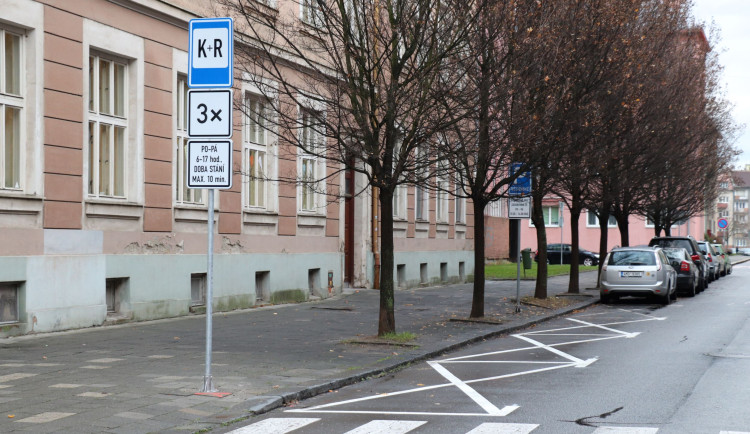 Kiss and Ride. U základních škol v Přerově lze bezpečně zastavit a vyprovodit děti do vyučování