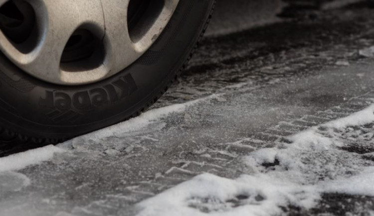 Na některých silnicích Jihočeského kraje se může po ránu tvořit náledí