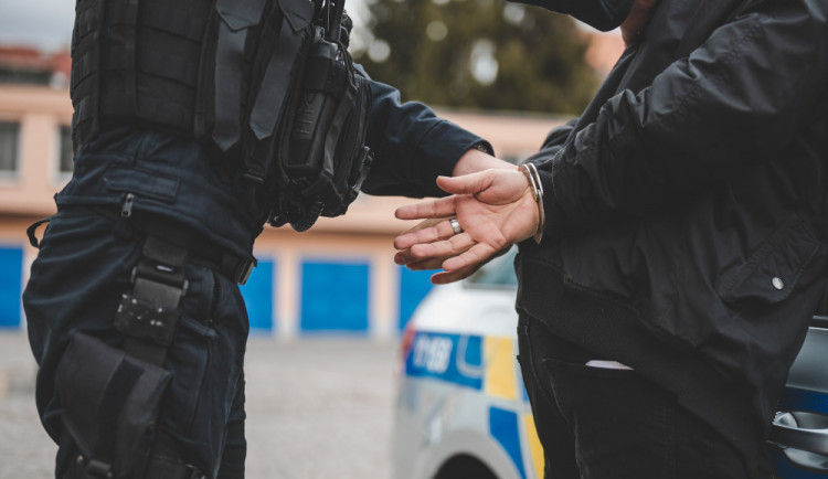 Během dvou hodin napadl pět lidí. Agresorovi hrozí až tři roky vězení