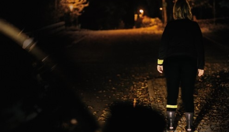 Snížená viditelnost v obcích může ohrozit chodce. Čím víc jsou vidět, tím lépe