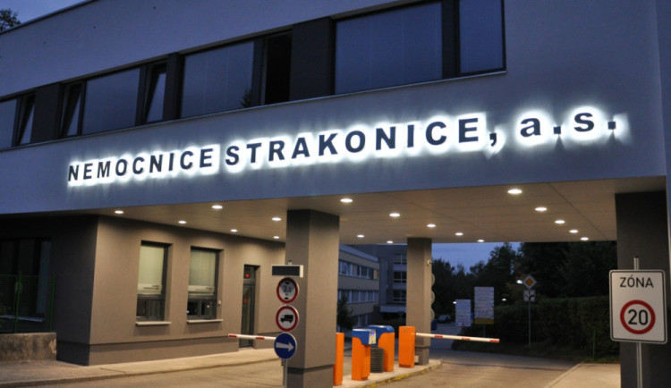 Do strakonické nemocnice se vrací roušky. Kvůli respiračním onemocněním tam omezují návštěvy