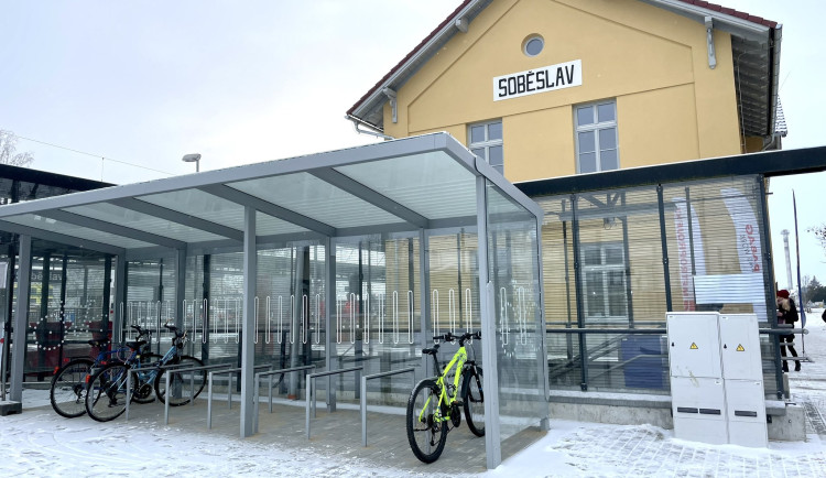 V Soběslavi otevřeli nový přestupní terminál. Autobusové nádraží nahradí parkoviště